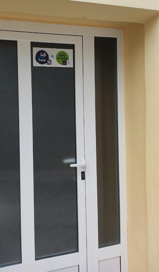 Fina M Studio Apartman Kali Buitenkant foto